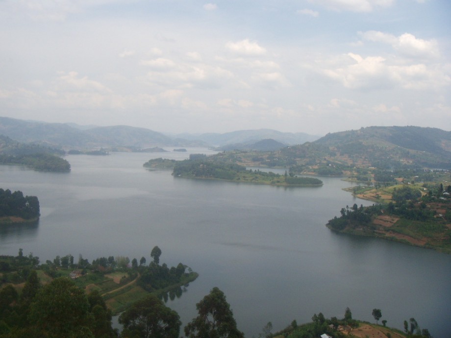 Длинное озеро африки. Уганда озеро.