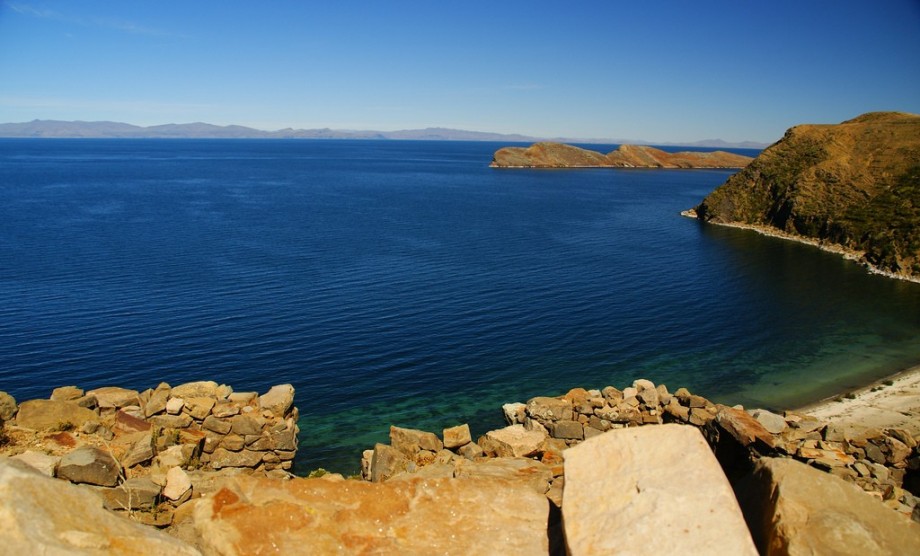 Высочайшее судоходное озеро. Боливия озеро Титикака. Высокогорное озеро Титикака. Южная Америка озеро Титикака. Озеро Титикака климат.