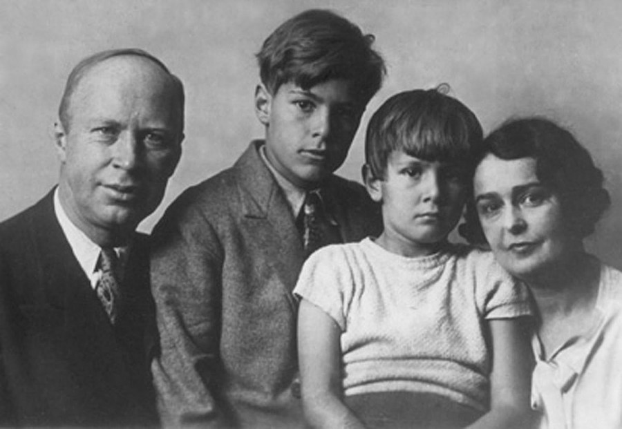 С. С. Прокоф'єв з дружиною і синами Святославом і Олегом