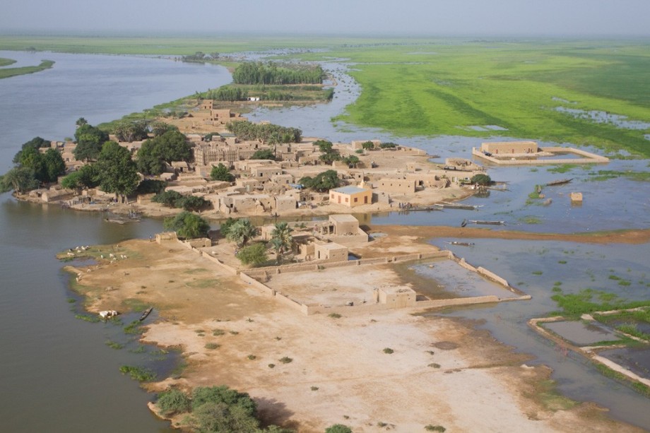 Реки и озера нигерии. Дельта реки нигер. Дельта реки Сенегал. Река нигер в мали. Дельта реки нигер, Нигерия.
