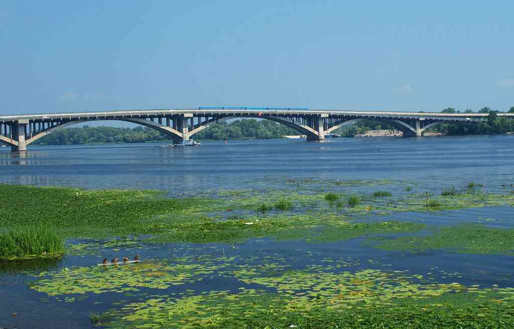 Міст на річці Дніпро